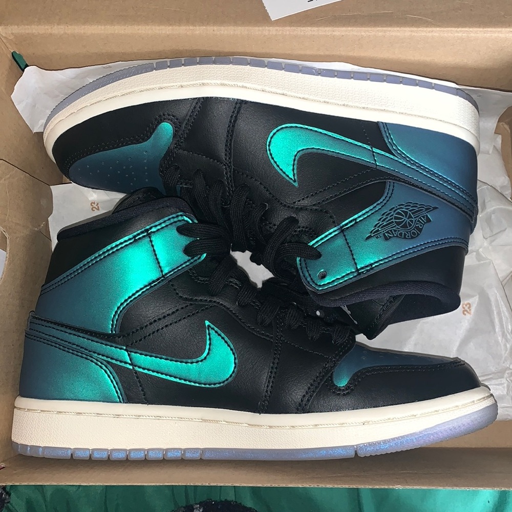 Jordan 1 Mid Iridescent Black